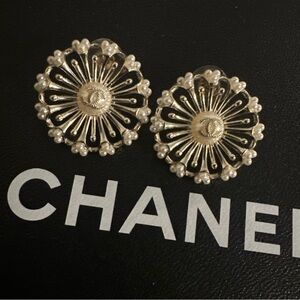 CHANEL cc Gold and Cream Floral Earrings sunburst hearts
